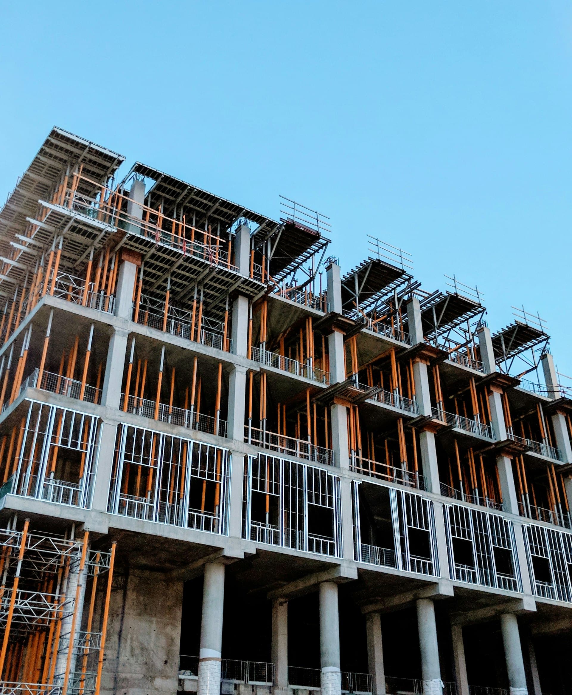 Edificio en obra gruesa con estructura de hormigón armado y alzaprimas