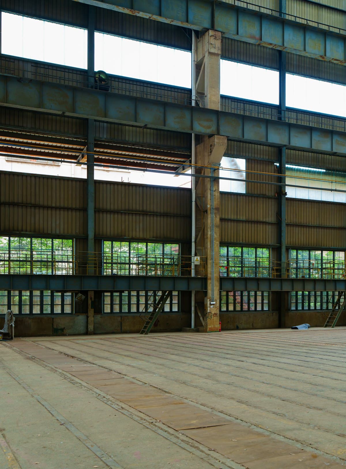 Interior de nave industrial con estructura de acero